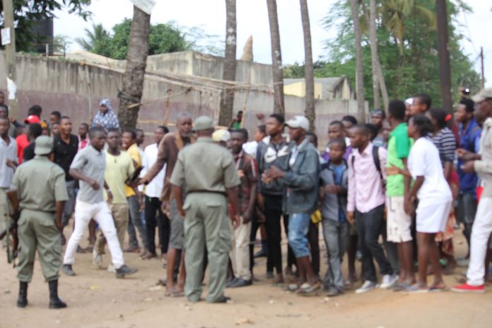 A PRM disparou gas lacrimogenio na cidade de Nampula porque a população queria destruir casa de nigerianos que raptaram crianas
